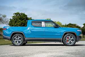 2024 R1T Adventure Edition AWD, Vehículo de Bajo Kilometraje, Transmisión Automática, Volante a la Izquierda, Combustible Gasolina/Eléctrico - Product Image 2