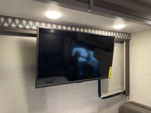 Camping-car d'occasion 2023-2024 Thor Motor Quantum Luxe en aluminium pour 4 à 6 personnes, utilisation en extérieur et à domicile - Product Image 5