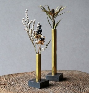 Vase à fleurs moderne en métal avec base en marbre naturel, décoration minimaliste de luxe, accent pour la maison, le bureau, l'hôtel, artisanal, contemporain - Product Image 2