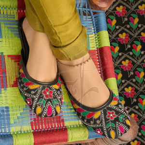 Elegancia y Arte: Zapatos de Terciopelo Negro con Bordado a Mano, Personalizables, Antideslizantes, de Cuero Genuino con Estampado, a la Moda - Product Image 2