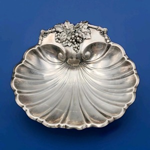 Bol de service en argent de style coquillage artistique avec motif de raisins, idéal pour la présentation de fruits et de collations et pour la décoration de table - Product Image 1
