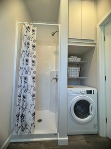 Nouvelle Tiny House sur roues Forever de 32 pieds, studio à un étage avec kit complet et salle de bain - Product Image 3