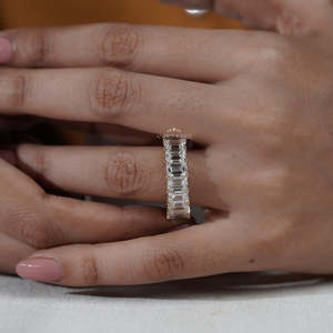 Bague éternelle en or jaune et blanc avec diamants taille émeraude, entièrement sertie de diamants - Product Image 6