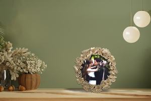 Marco de Fotos Redondo de Aleación de Zinc Dorado con Baño 3D, Diseño de Mariposa y Flores Pequeñas, Marco Metálico de 4" x 4" - Product Image 5