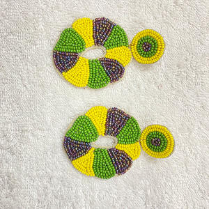 ต่างหูแฟชั่นประดับลูกปัดปักลายชุบทองสำหรับงานแต่งงานจากอินเดีย ทำด้วยมือสำหรับผู้หญิงและเด็กผู้หญิง ดีไซน์คลาสสิก หลากสี - Product Image 3