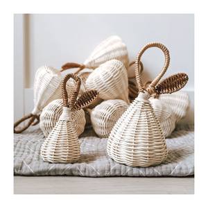 ของเล่นเขย่ามือเด็กทำจากหวายธรรมชาติ งานฝีมือ ทออย่างดี เป็นมิตรกับสิ่งแวดล้อม พร้อมกระดิ่ง เสียงดนตรี ราคาขายส่ง แข่งขันได้ - Product Image 1