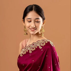 Sari en soie Rangoli noir lourd de qualité supérieure avec séquence de broderie de chemisier en satin et travail de rivet pour la collection de mariages - Product Image 2