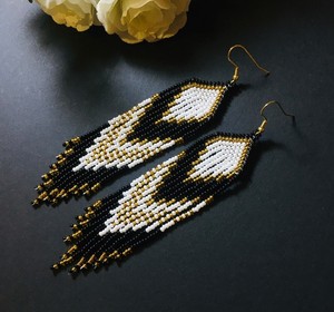 Boucles d'oreilles longues en perles noires et or, faites à la main, qualité luxe, style paon à franges, avec pompons perlés - Product Image 1