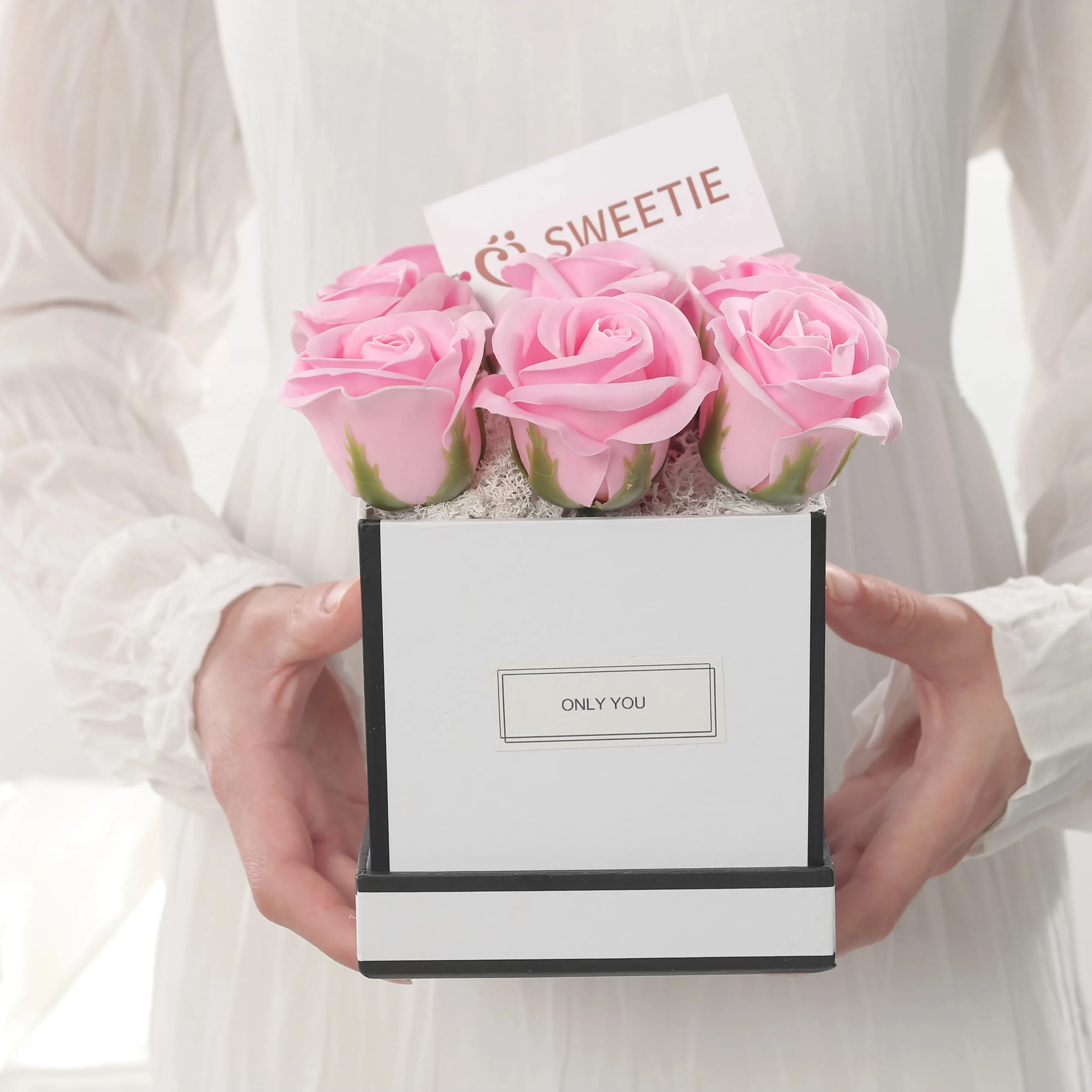 Оптовая продажа высокое качество домашнее свадебное украшение 9 Розовое Мыло розы Искусственные цветы розы в квадратной подарочной коробке на День Святого Валентина
