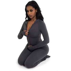 Conjunto de Sudadera con Capucha y Pantalones Acampanados de Alta Calidad para Venta al por Mayor, Traje Deportivo Personalizable con Logotipo, Trajes Deportivos Rojos para Mujer - Product Image 4