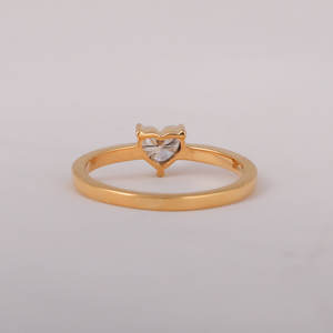 Bague de mariage élégante en or jaune 18KT Trendy Heart Shape Solitaire Claw Setting Lab Created Diamond Classic Style IGI Certified - Product Image 5