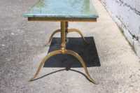 Table basse de salon en marbre vert et laiton moderne français, écologique, style années 1950