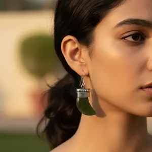 Boucles d'oreilles pendantes géométriques en jade vert plaqué or pour femmes, tendance pour les mariages et les soirées - Product Image 2