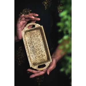 Plateaux de service en laiton doré fabriqués à la main avec des motifs luxueux conçus pour accueillir des événements haut de gamme ou des expositions à la maison - Product Image 1
