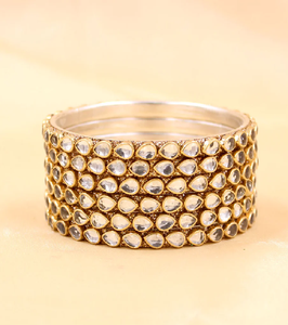 Conjunto de pulseras doradas, incluyendo un brazalete martillado. Joyas apilables, modernas y minimalistas. Disponible a precios mayoristas. - Product Image 3