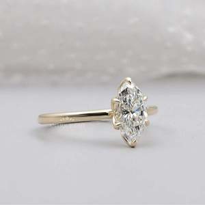 Anillo de Compromiso Solitario Marquise con Diamante Cultivado en Laboratorio Certificado por IGI, Engaste de 6 Puntas - Product Image 2