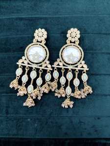 Boucles d'oreilles vintage en or de vente chaude pour femmes boucles d'oreilles occidentales affichage de boucles d'oreilles de style vintage élégant - Product Image 4