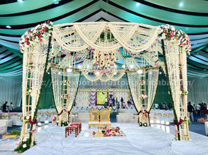 มณฑปงานแต่งงานไม้แบบสองเสา ดีไซน์หรูหรา สไตล์อังกฤษ สำหรับตกแต่งเวทีงานแต่งงานแบบดั้งเดิมของอินเดียใต้ พร้อมบริการจัดวางในสหรัฐอเมริกา - Product Image 6