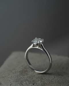 Anillo de compromiso de diamantes de corte brillante de 6,5mm | Diseño solitario clásico | Novia minimalista de plata de ley chapada en oro de 18 quilates - Product Image 2