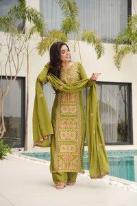 Conjunto de Traje con Dupatta Superior e Inferior de Seda Chinon, Estilo Recto, para Fiesta, Otoño, con Bordado Multicolor y de Hilo - Product Image 6