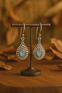 Boucles d'oreilles clous en pierre de lune, argent sterling 925 plaqué or, style bohème mignon, bijoux de mariée, cadeau élégant pour femme, pour occasions de fête - Product Image 2