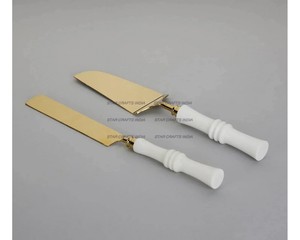 Juego de servidor de pastel de boda con resina blanca hecha a mano con diseño de mango de puntos dorados Juego de servidor de pastel de boda real - Product Image 2