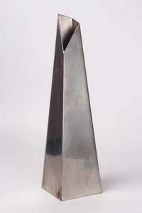 Lujosos jarrones metálicos con apariencia de hojas de aluminio que añaden carácter y encanto a entornos contemporáneos y tradicionales. - Product Image 4