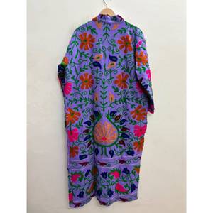 Chaqueta Larga de Algodón Bordada a Mano Estilo Suzani en Lavanda con Diseño Floral en Amarillo Caléneo y Fucsia Teñida para la Temporada de Primavera - Product Image 1