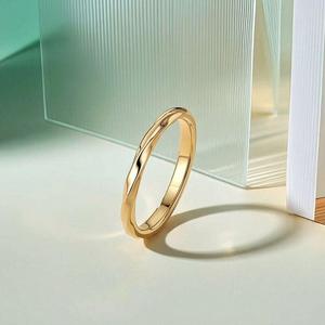 แหวนแต่งงานผู้ชาย Jeulia Love Entwined Twisted ชุบทอง 18K ไทเทเนียม - Product Image 4