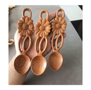Ensemble d'ustensiles de cuisine en bois fabriqués à la main: cuillères et outils en bois naturel pour les marques de vie durable. - Product Image 1