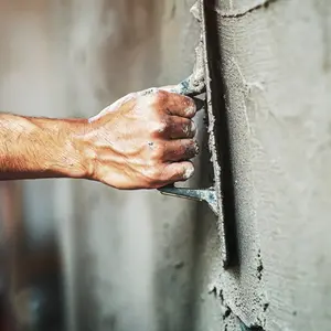 Adhésif de lissage haute performance pour l'installation et le lissage des panneaux isolants dans les systèmes d'isolation extérieure