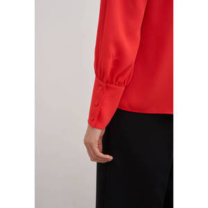 Blusa de Chifón con Broche de Rosa Roja Bordada y Estampado Floral - Product Image 5