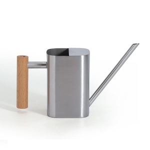 บัวรดน้ำโลหะสีเงินพร้อมที่จับไม้ | เครื่องมือทำสวนโลโก้แบบกำหนดเองสำหรับสถานรับเลี้ยงเด็กและโรงงาน | หม้อสปริงเกลอร์เหล็กชุบสังกะสี - Product Image 5