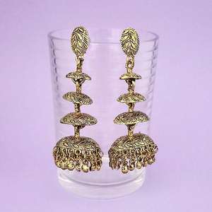 Tip Top Fashions Araña chapada en oro Pendientes Jhumki Modelo 1311292B - Product Image 1