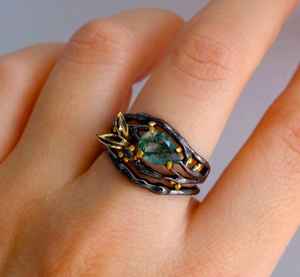 แหวนเงินแท้ชุบโรเดียม ดีไซน์สามกิ่งประดับมอสอาเกต งานฝีมือศิลปะสุดหรู แรงบันดาลใจจากธรรมชาติ เหมาะสำหรับใส่ในงานแต่งงานหรือใส่ในชีวิตประจำวัน - Product Image 2