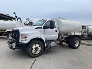 Camión Cisterna Ford F-750 2016-2020 Económico - 270HP - Automático - Tanque Limpio - 5 Cabezales de Rociado - Listo para Exportación Mundial - Product Image 2