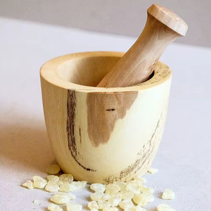 Mortier et pilon en bois dédiés, conçus pour broyer les herbes, les épices et les mélanges, créant une texture parfaite pendant la cuisson. - Product Image 1