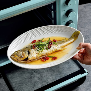 Plato de pescado de porcelana blanca de alta calidad con diseño en relieve de golf para ocasiones de sushi, mariscos y banquetes - Product Image 4