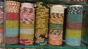 Antique Kundan Bangles Travail de la pierre artisanale Latkan Bijoux pour vêtements traditionnels et modernes - Product Image 2