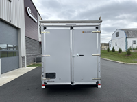 Remorque fermée 7x14 avec échelle latérale et supports sur le toit, prix avantageux, remorque fermée 7x14 à portes battantes à vendre