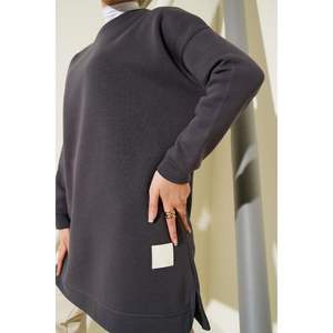 Emblema Detallado Túnica De Tres Hilos Humo - Product Image 3