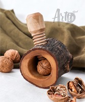 Casse-noix artisanal en bois d'olivier brun tunisien écologique ArtisRaw, durable pour une ouverture facile des noix, modèle UG011
