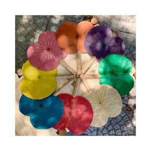 Ventilador de mano tradicional Lotus de Vigifarm Company con varios colores para refrigeración y decoración - Product Image 1