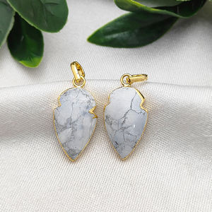 Pieza personalizada Howlite piedra preciosa punta de flecha colgante oro galvanizado encanto para DIY joyería 925 Plata fiesta desgaste COLLAR COLGANTE - Product Image 1