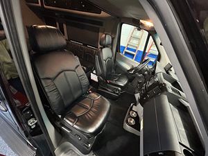 2016 Mercedes Sprinter 3500 Conversion de campeur de luxe Turbodiesel V6 Power OEM No. 2500 Noir 4000kg Charge utile 10,000 Miles Home - Product Image 6