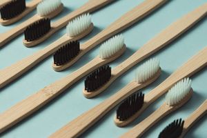 Tendance 2025 Brosse à dents en bambou | Soins bucco-dentaires portables pour adultes de taille voyage avec poils infusés au charbon de bois Certifié zéro déchet et écologique - Product Image 4