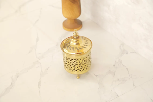 Brûleur d'encens en laiton élégant avec un design traditionnel parfait pour les cadeaux lors de festivals et de célébrations religieux - Product Image 3