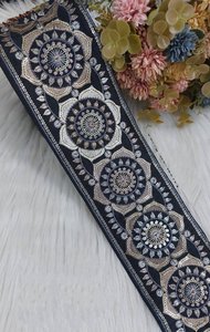 Hecho a medida en gran diseño floral en tela de base negra con cordones bordados a máquina y en colores para vestidos de novia y reventa. - Product Image 4