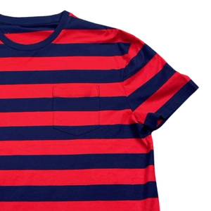 Camiseta de manga corta de algodón puro con cuello redondo y bolsillo en el pecho a rayas azules y rojas para hombre - Product Image 3
