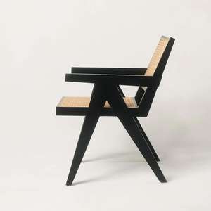 Silla de Jardín Jeanneret de Ratán con Madera Maciza de Teca en Color Negro para Uso en Interiores y Exteriores - Product Image 3